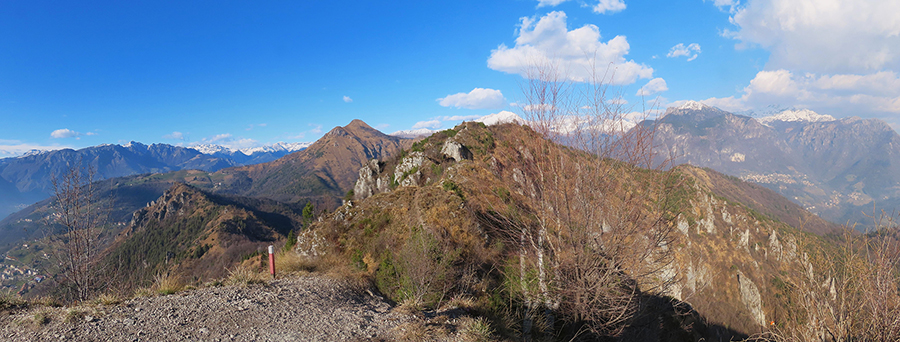 Dalla Croce (1132 m) del Pizzo Rabbioso ampia vista panoramica: al centro cima Pizzo Rabbioso, a sx Valle Brembana, a dx Valle Serina